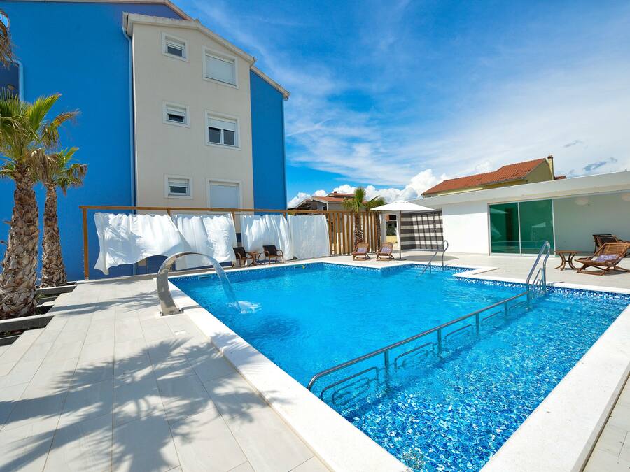 2 outdoor pools