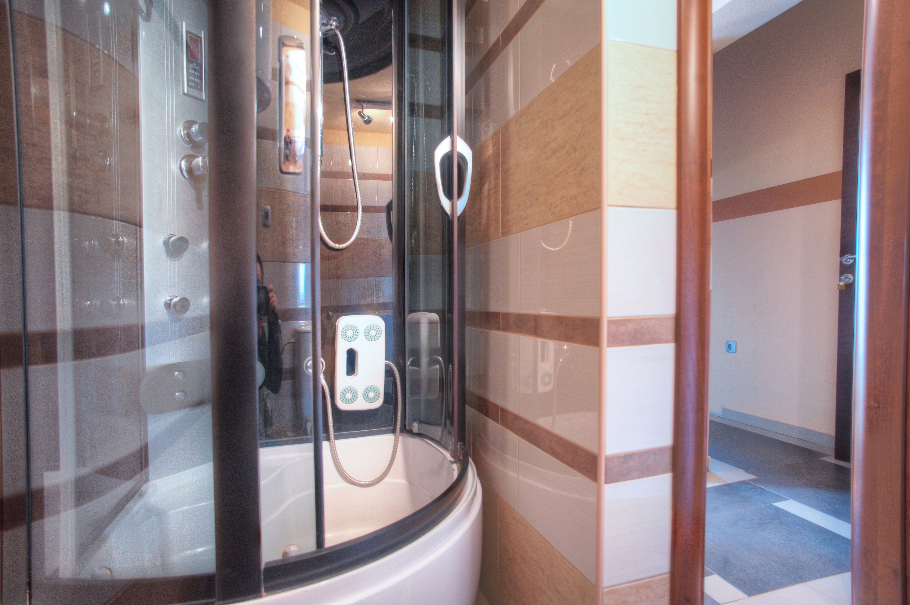 Apartamento de lujo, 2 habitaciones | Baño | Ducha, artículos de higiene personal gratuitos y secador de pelo