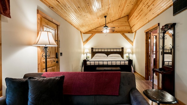 Cabin, 1 King Bed with Sofa bed (Alamo Springs Barn) - Alamo Springs - The Barn (Fredericksburg)
