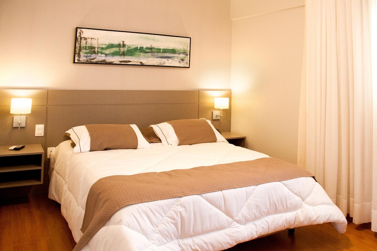 Een minibar, een bureau, gratis babybedden, gratis wifi