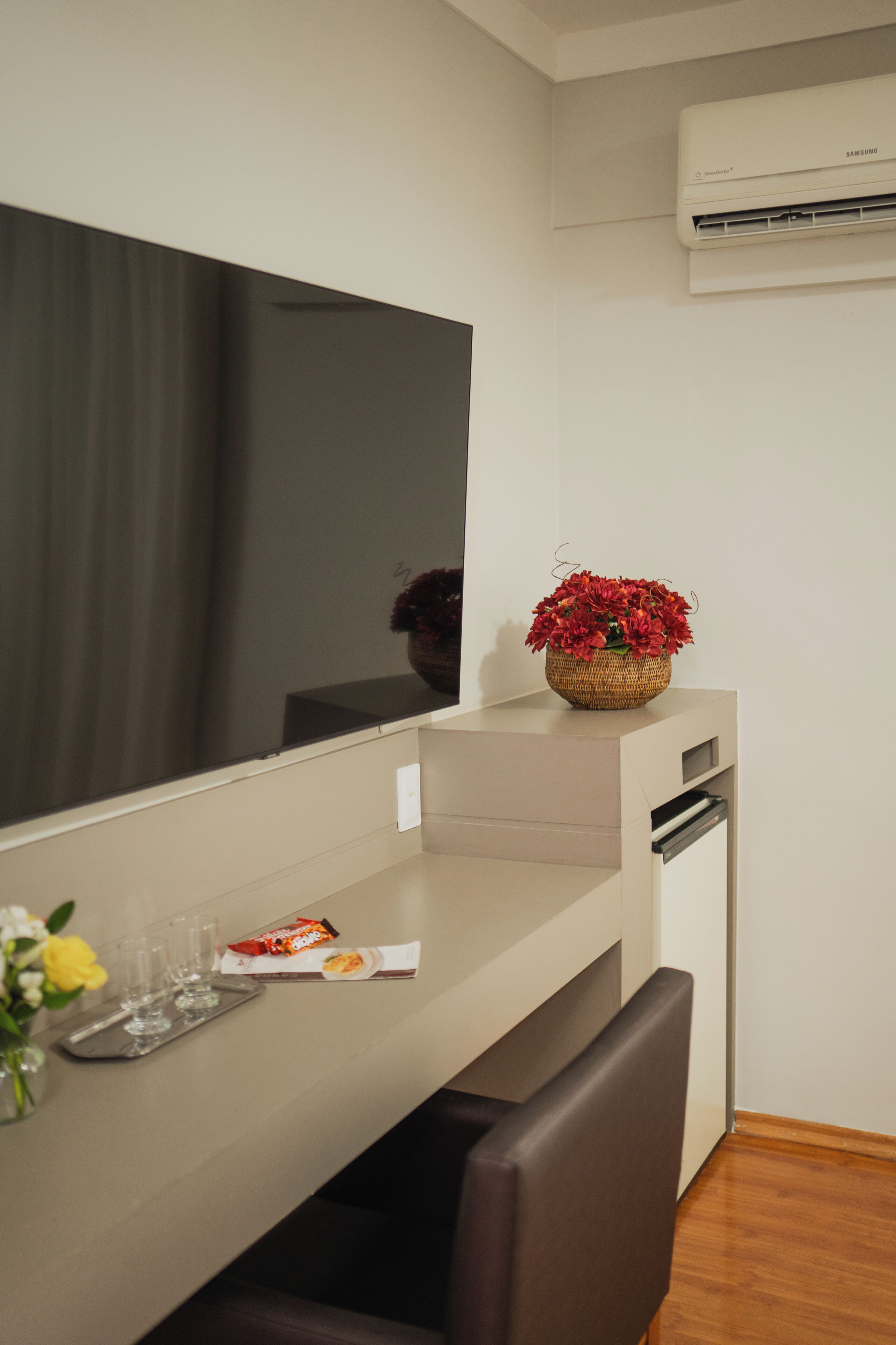 Minibar, escritorio, wifi gratis y ropa de cama