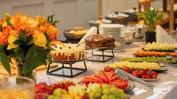 TĂ€gliches inbegriffenes FrĂŒhstĂŒcksbuffet