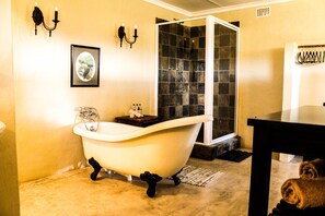 Luxury Room, 1 Bedroom (Double Room 1) | Deep soaking bathtub - Gerald's Gift Guest House (Addo)