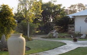 Outdoor dining - Eldorado Guest House & Camping (Okaukuejo)