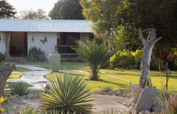 Desayuno completo diario (NAD 90 por persona)