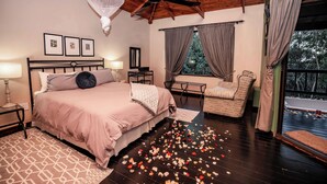 Un dormitorio con cama, mesita de noche y una silla.