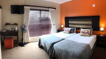 1 habitación, caja de seguridad en la habitación y escritorio