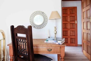 Room 3 | Escritorio, tabla de planchar con plancha y wifi