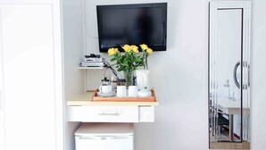 Room 2 | Bathroom | Shower, free toiletries, hair dryer, towels - Amasun B&B (George)