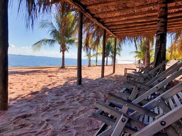 Playa privada, playa de arena blanca, camastros y sombrillas 