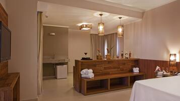 Minibar, in-room safe, individually decorated, individually furnished