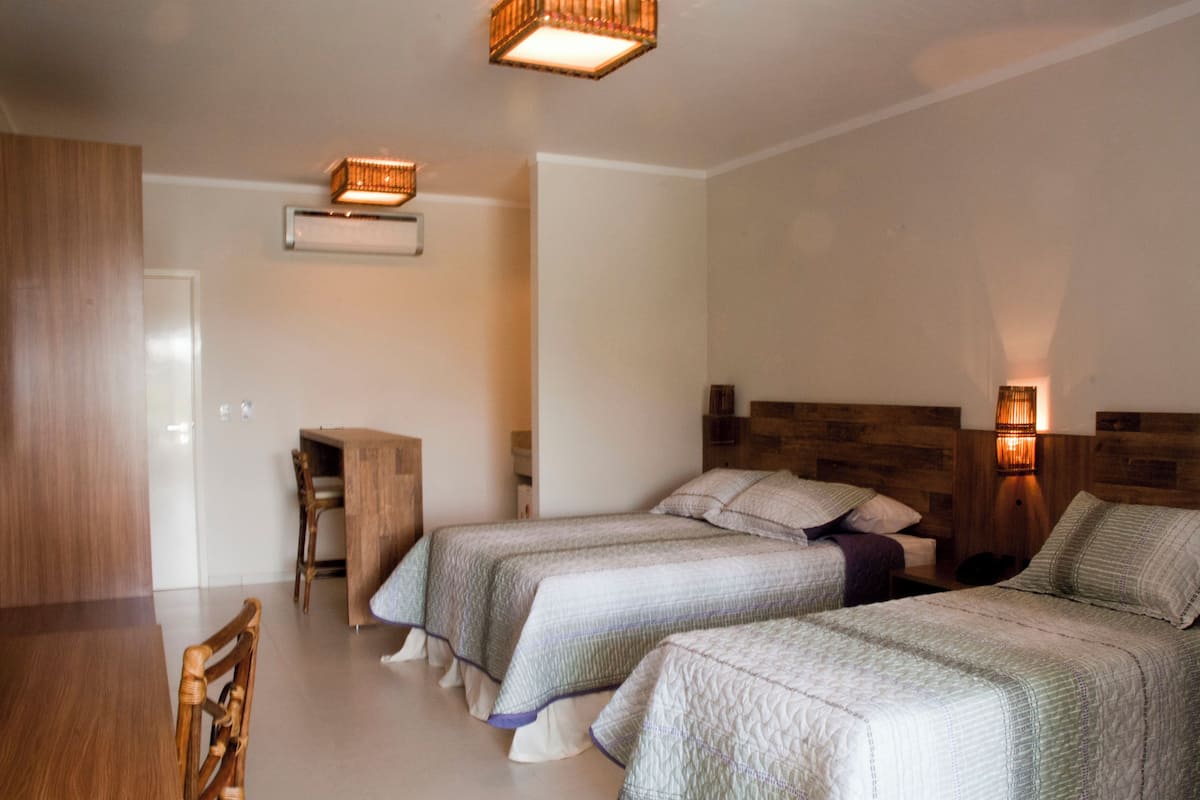 Minibar, caja de seguridad en la habitación y decoración personalizada