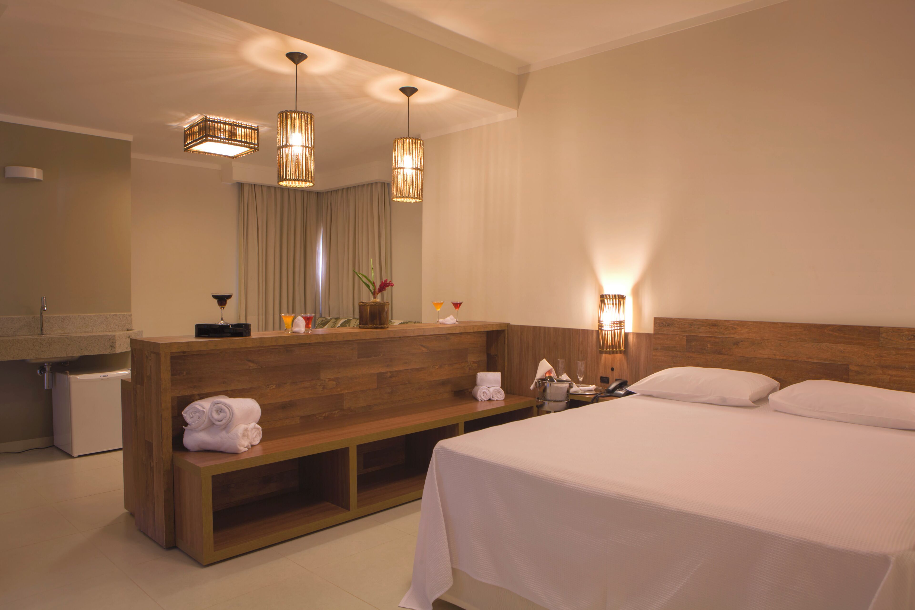 Minibar, caja de seguridad en la habitación y decoración personalizada 