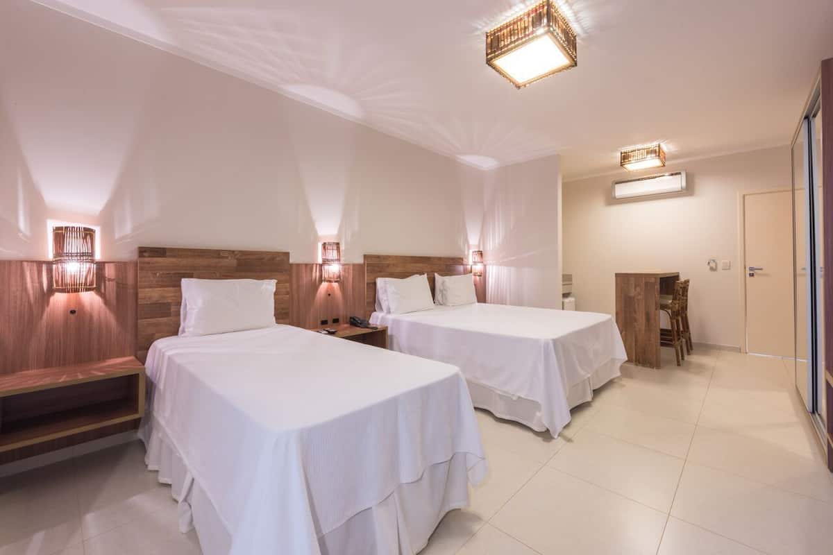 Apartamento Luxo | Minibar, in-room safe, blackout curtains, soundproofing