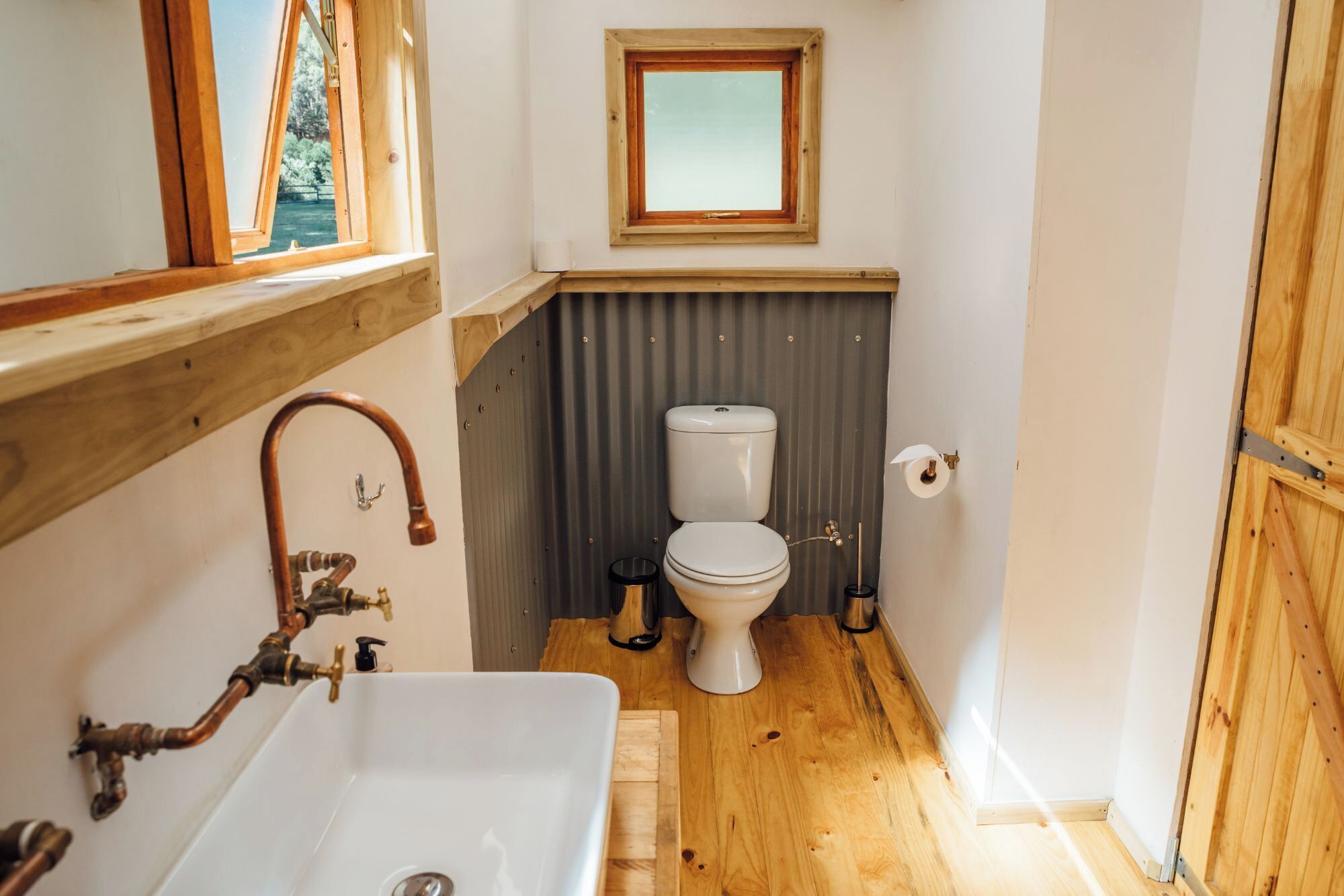 Luksustelttamajoitus, 2 makuuhuonetta | Kylpyhuone | Suihku, pyyhkeet, vessapaperi