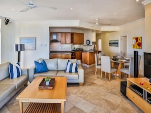 Appartement, 3 chambres (804 Oysters) | Salle de séjour | Téléviseur à écran plat