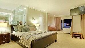 Family House, 5 Bedrooms | 5 bedrooms, iron/ironing board, free cots/infant beds - Hideaway Beach Villa (Cape Town)