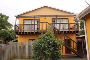 In-room safe, desk, free WiFi - Flintstones Guest House Durban (Durban North)