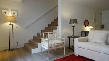 Appartement Duplex Deluxe, 1 chambre (Castelo) | Salle de séjour | Télévision LED de 43 pouces avec chaßnes par cùble, télévision