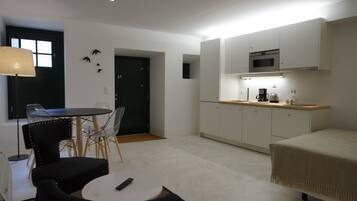 Studio | Privékitchenette | Een koelkast, kookgerei, borden en bestek, een diepvriezer