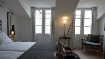 Deluxe maisonnette, 1 slaapkamer (Castelo) | 1 slaapkamer, luxe beddengoed, donsdekens, een minibar