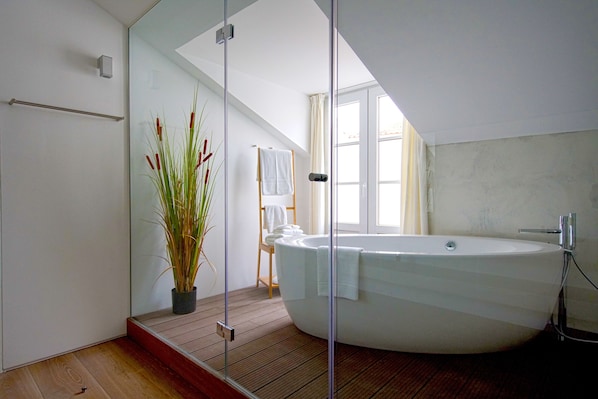 Deluxe Duplex, 1 Bedroom (Castelo) | Bathroom