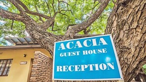 A sign for the Acacia Guest House Reception. - Acacia Guesthouse (Klerksdorp)