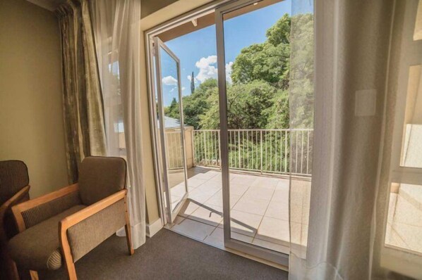 2 açık yüzme havuzu