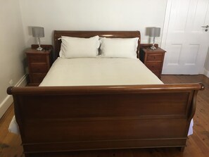 Room 1 Queen Self Catering | Literie de qualité supérieure, matelas mémoire de forme, Wi-Fi gratuit