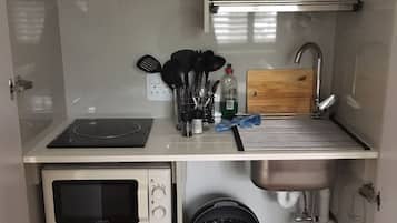 Room 1 Queen Self Catering | 私人廚房 | 電熱水壺