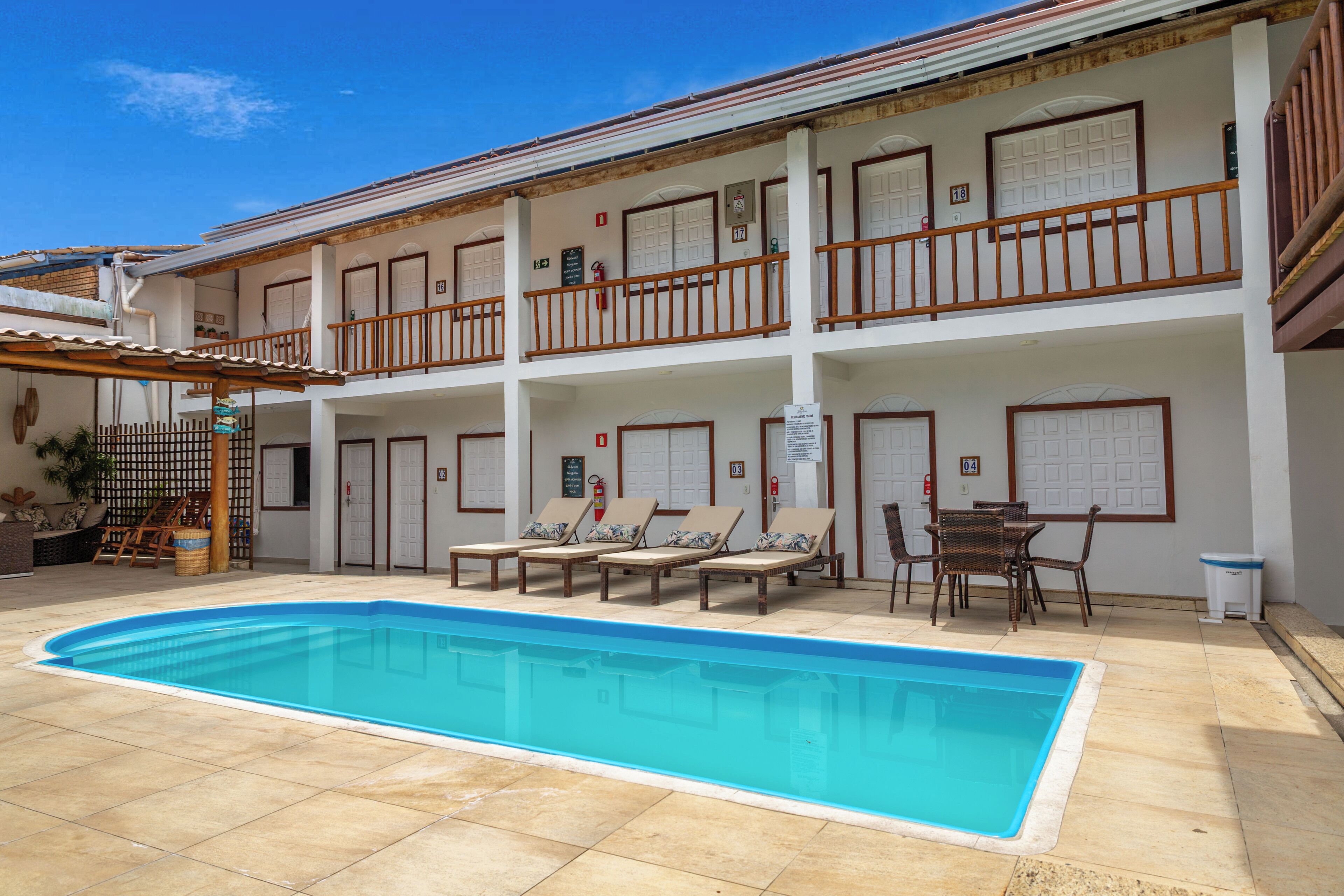 Piscina externa, funciona das 9h às 19h, guarda-sóis, espreguiçadeiras