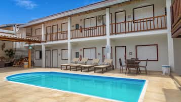 Piscina externa, funciona das 9h às 19h, guarda-sóis, espreguiçadeiras