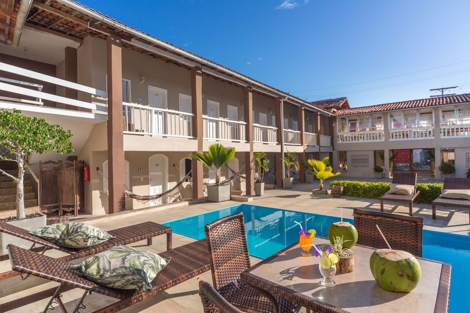 室外游泳池，09:00 至 19:00 开放，池畔遮阳伞，日光浴躺椅