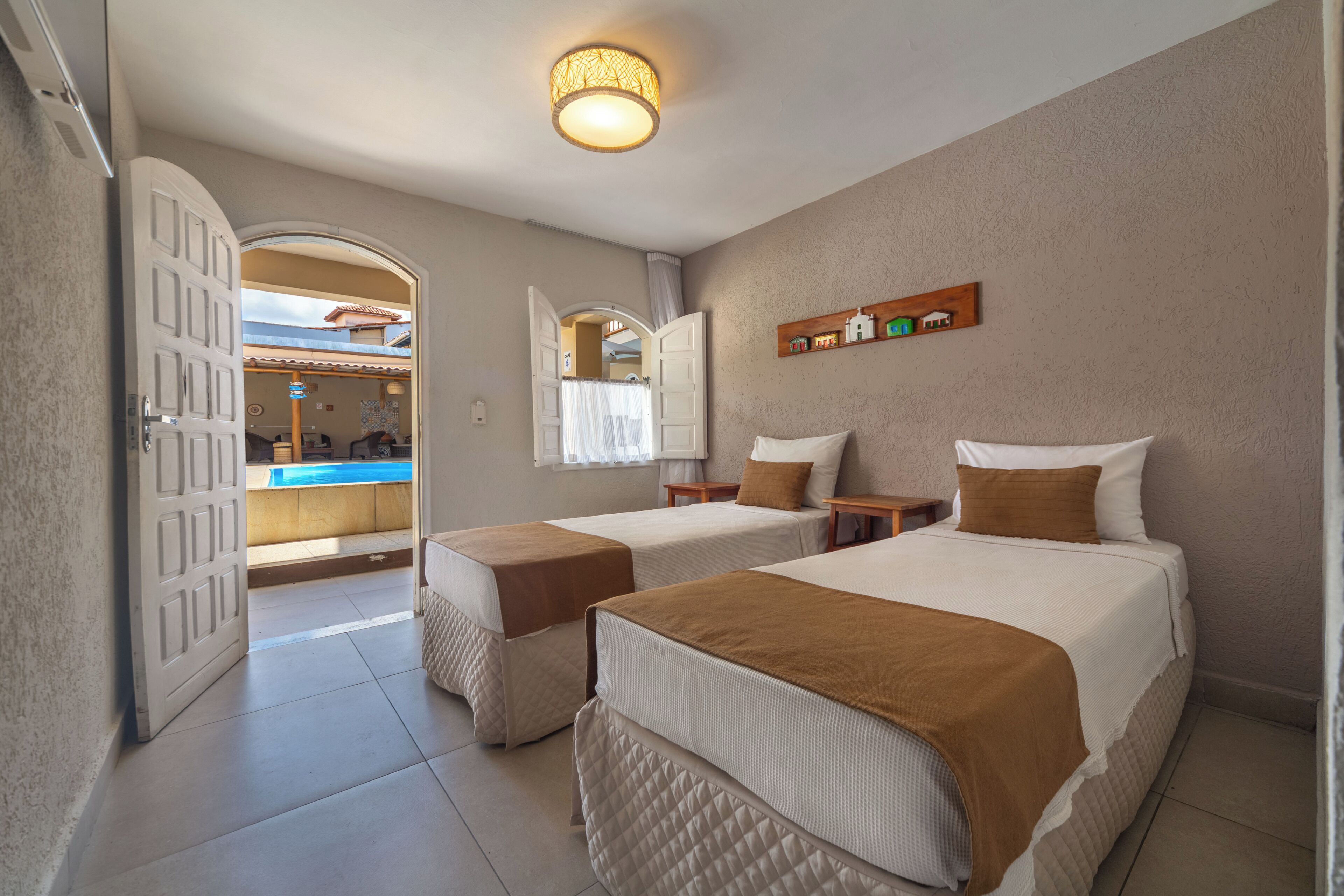 Quarto standard | Camas com colchões pillow-top, frigobar, ferros/tábuas de passar roupa