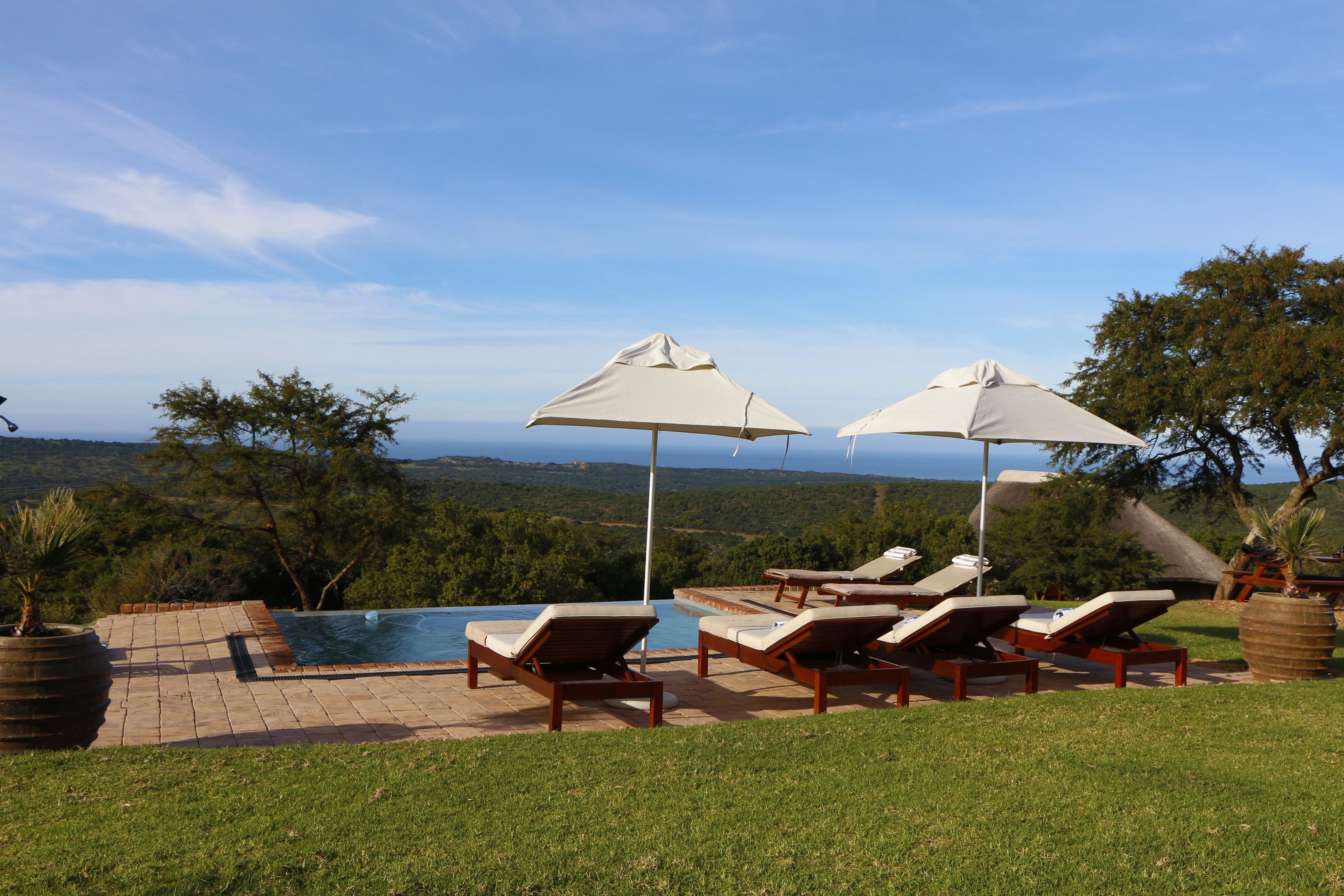 حمّام سباحة خارجي، مظلات على حمّام السباحة، مقاعد للتشمس