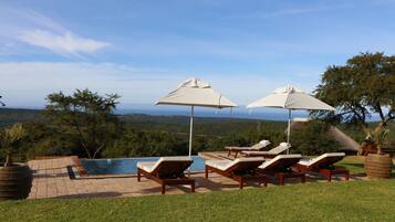 Piscine extérieure, parasols de plage, chaises longues