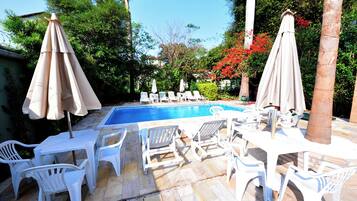 Piscina externa, espreguiçadeiras