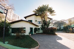 Fachada da propriedade