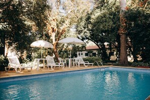 Outdoor pool, sun loungers - Hotel Passaledo (Indaiatuba)