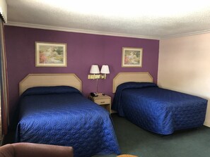 Desk, iron/ironing board, free WiFi, bed sheets - Budget Inn (Jasper)