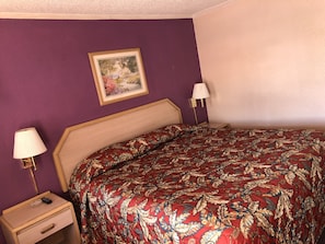 Desk, iron/ironing board, free WiFi, bed sheets - Budget Inn (Jasper)