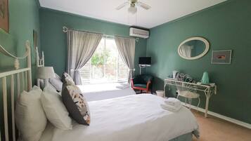Twin kamer | Een bureau, gratis wifi, beddengoed