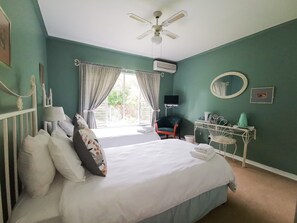 Twin kamer | Een bureau, gratis wifi, beddengoed