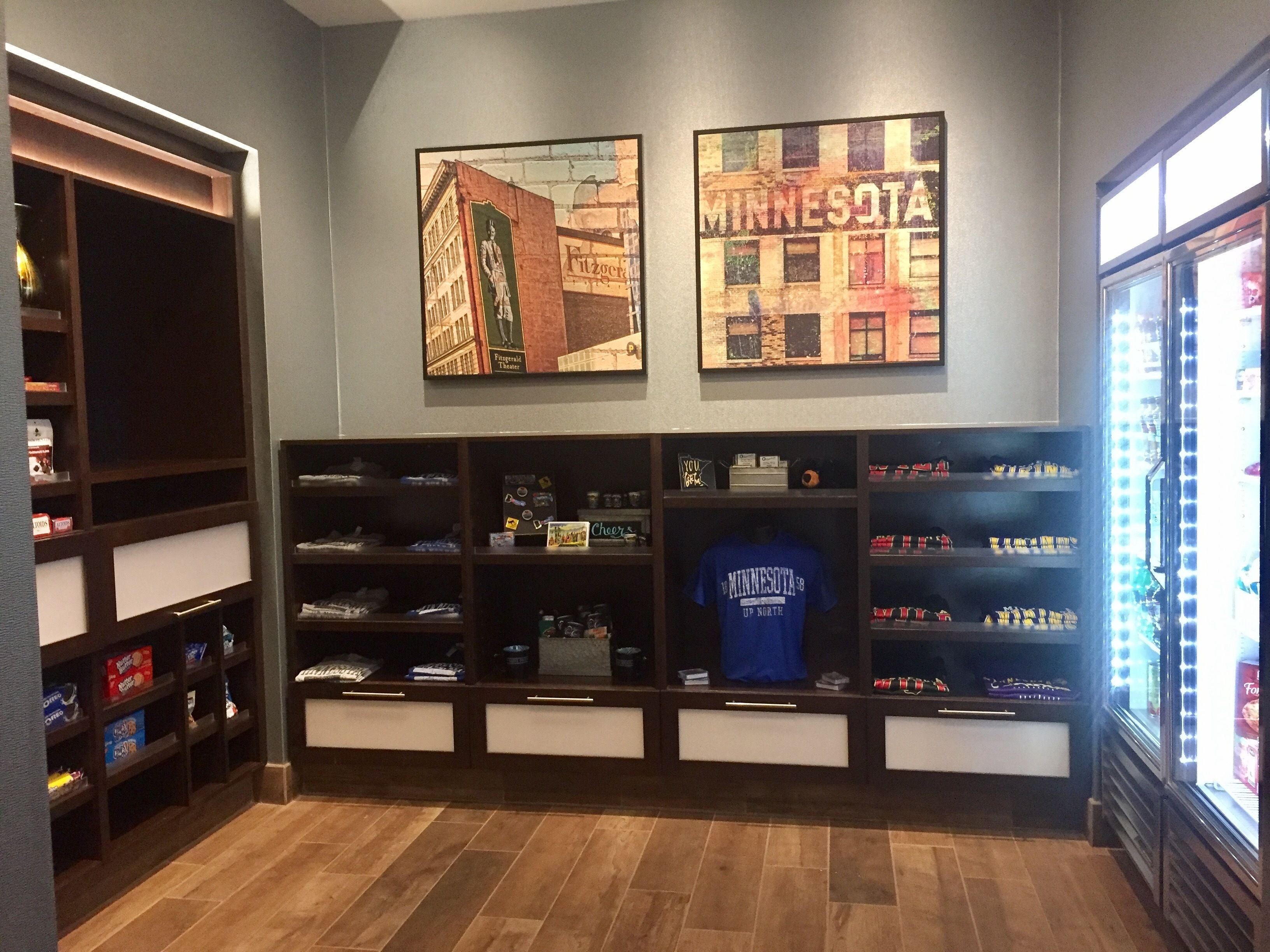Un hall d’hôtel où sont exposés des objets de collection rappelant le Minnesota, notamment un t-shirt avec l’inscription « Minnesota Up North » et une pancarte avec l’inscription « You Get It ».
