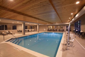Indoor pool, sun loungers - Hampton Inn & Suites Downtown St. Paul (St. Paul)