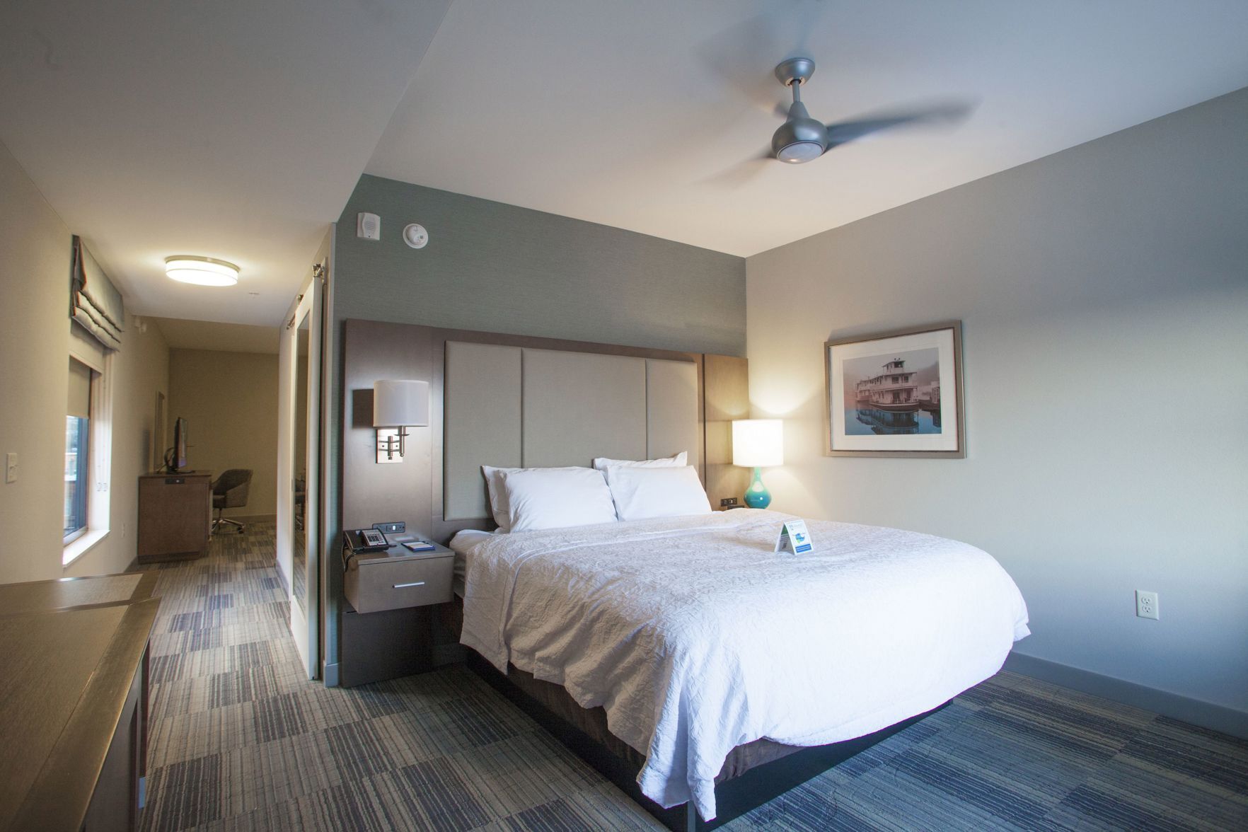 Bureau, espace de travail pour ordinateur portable, rideaux occultants