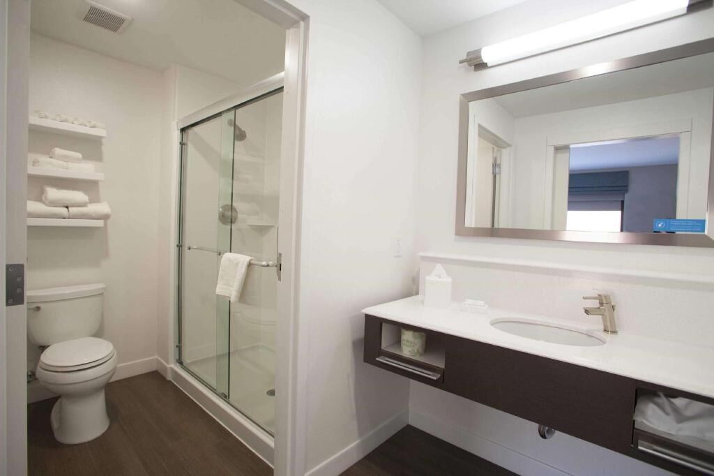 Combined shower/tub, free toiletries, hair dryer, towels