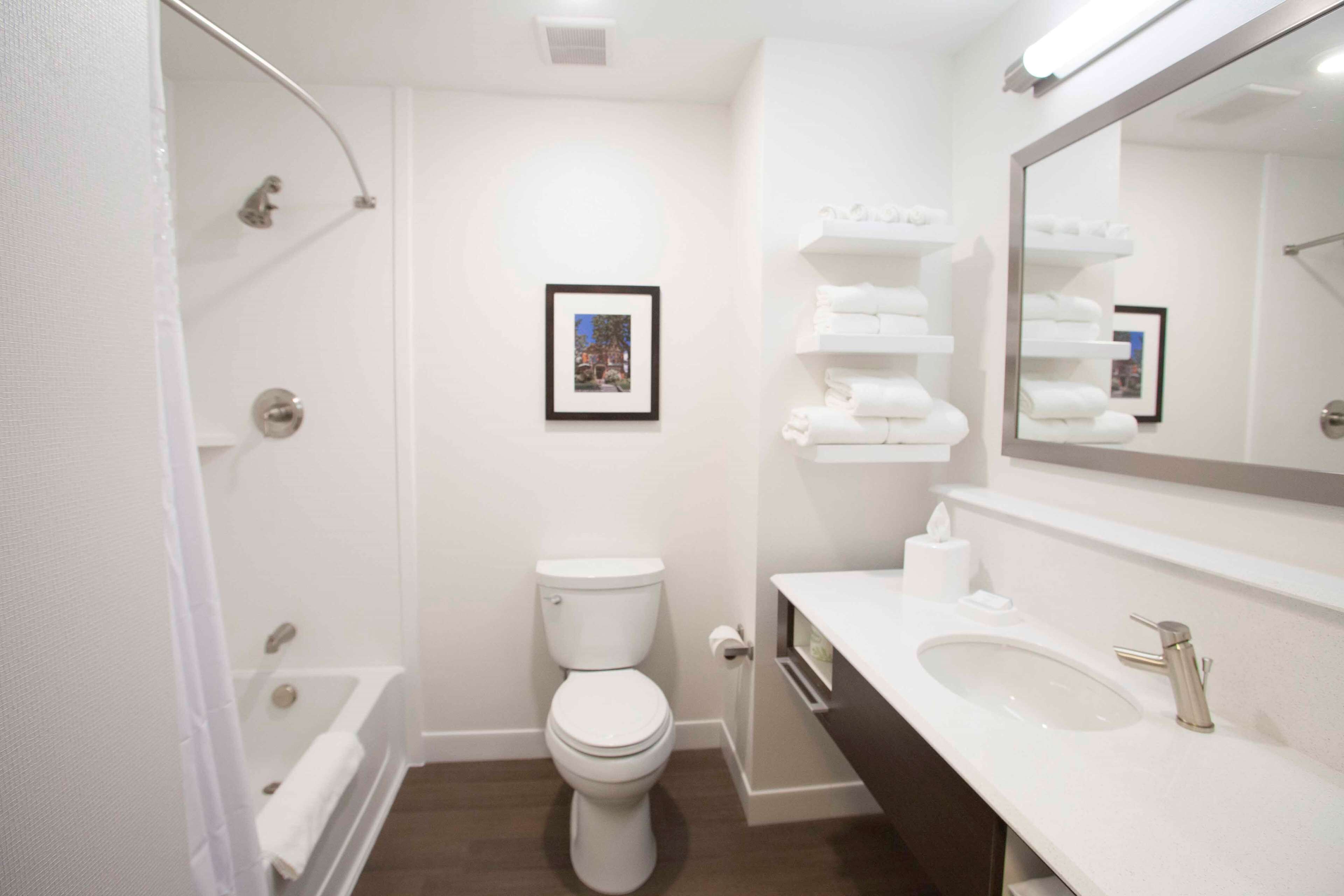 Un baño moderno con bañera, inodoro y lavamanos.