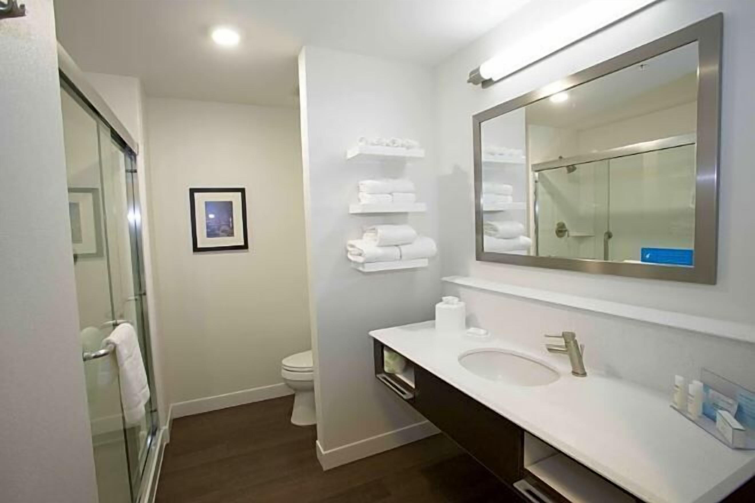 Bathroom | Combined shower/bathtub, free toiletries, hair dryer, towels