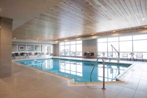 Indoor pool, sun loungers - Hampton Inn & Suites Downtown St. Paul (St. Paul)